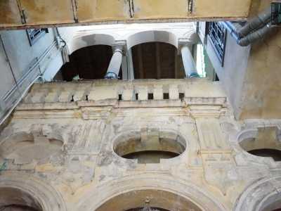 ...e tre aperture circolari regolari completano l�arredo subito al di sopra delle arcate